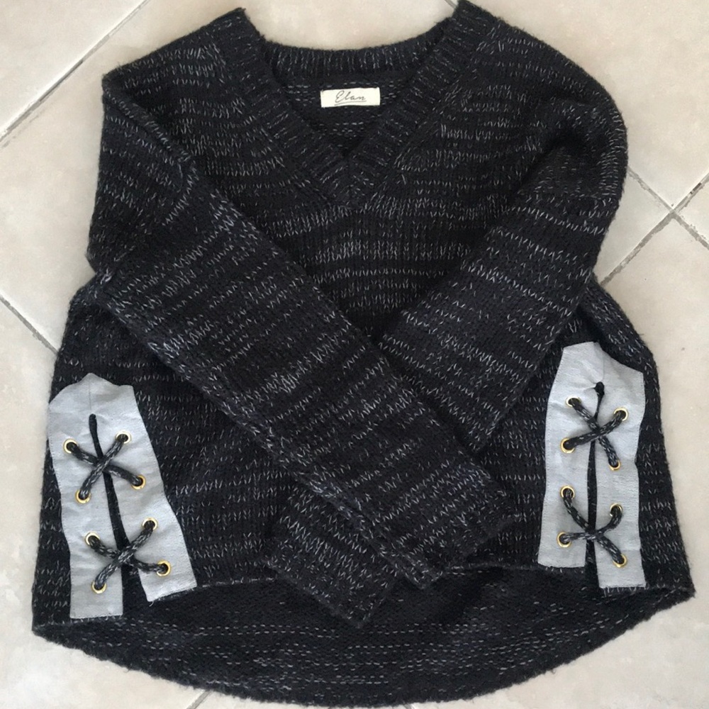 Thick cute black sweater with ties